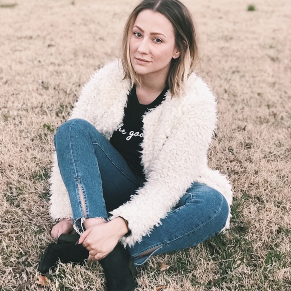 Hey, I’m Kate! 🙋🏼♀️ Welcome to my closet! - Picture 3 of 8